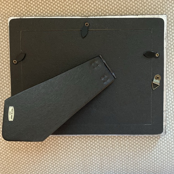 Vintage 4 x 6 Silver-Tone “3-Dimensional” Picture Frame - Picture 4 of 9